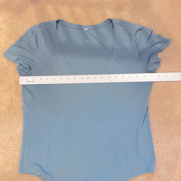 Lululemon love tee - 8 - Picture 8 of 9